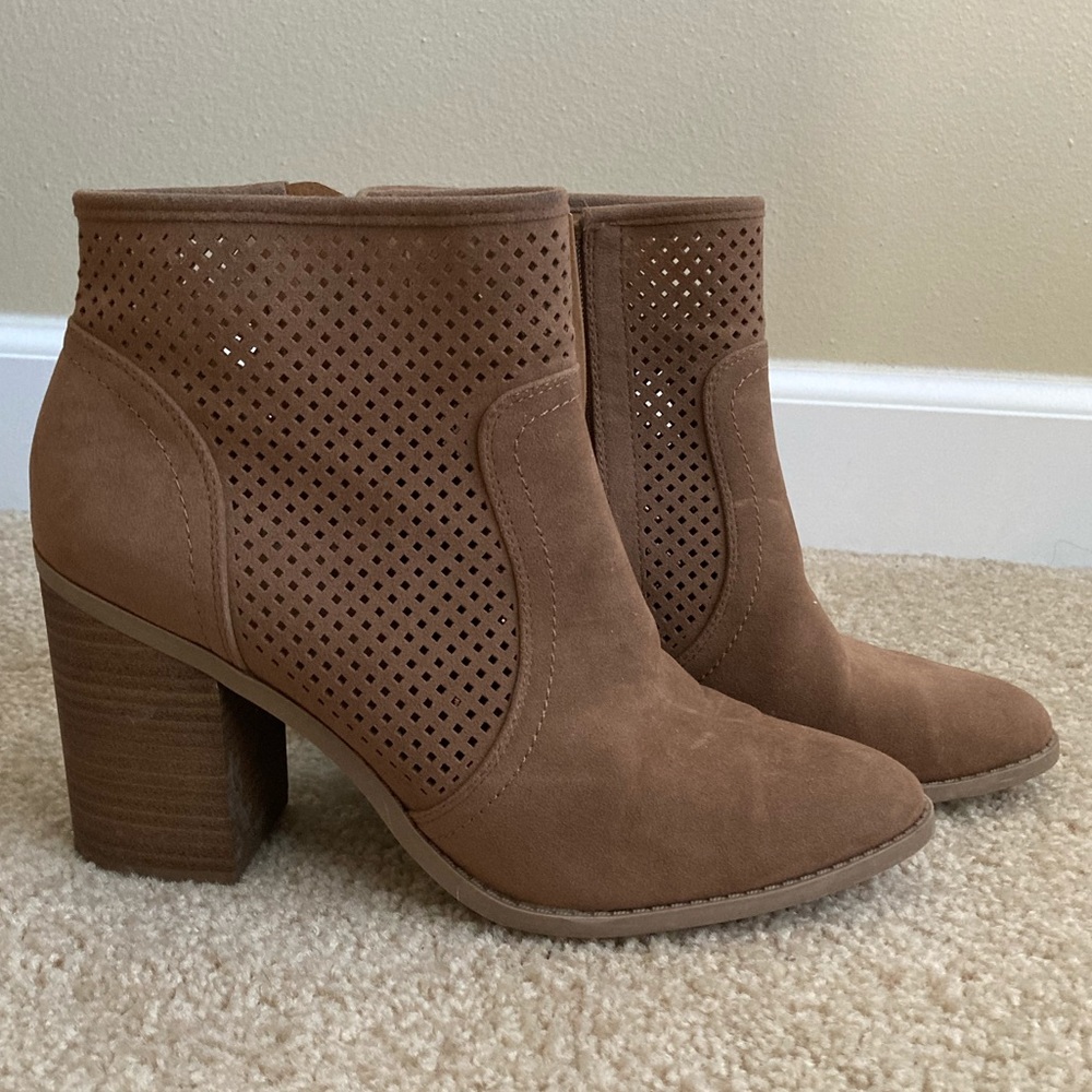 Universal Thread Heeled Ankle Boots - Picture 4 of 8